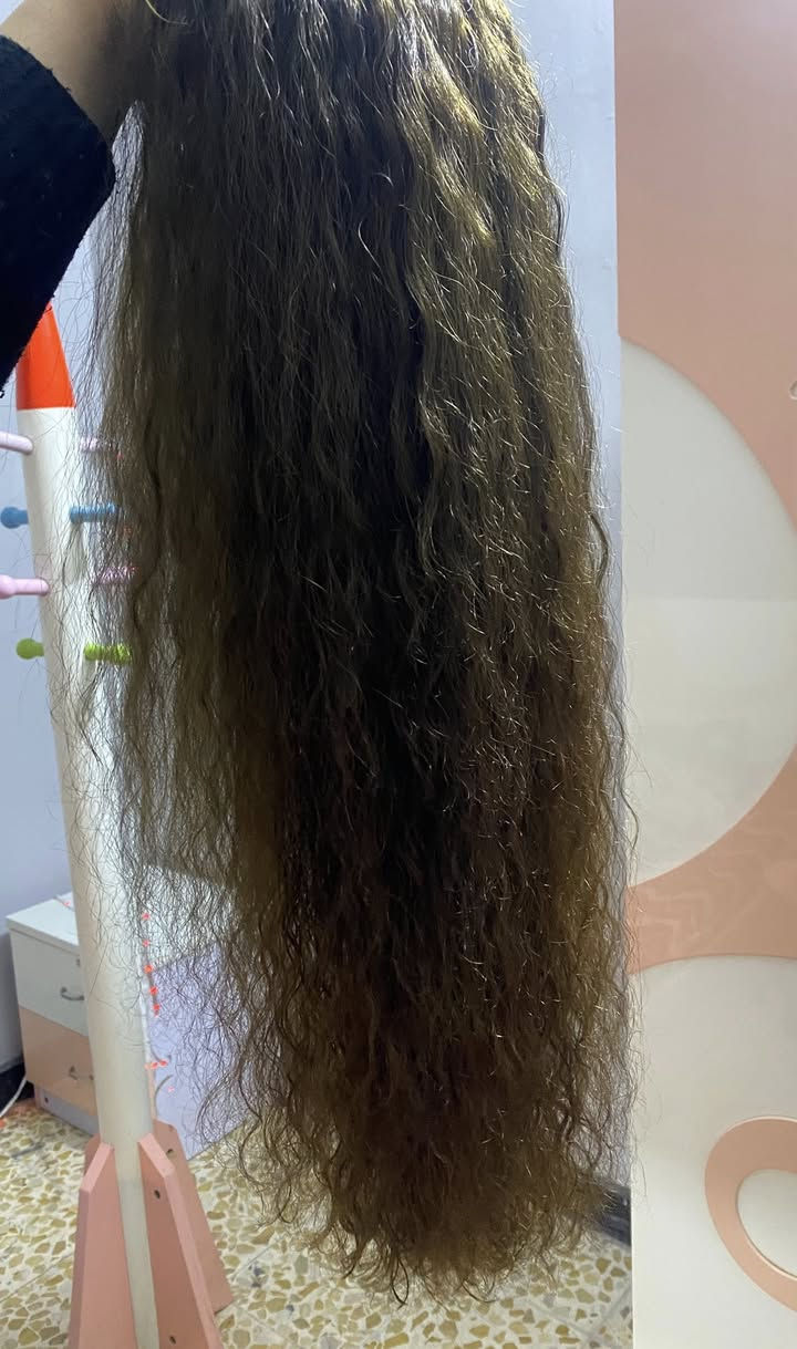 السلام عليكم،
باروكة شعر طبيعي ١٠٠٪؜ 
ويڤي وتموجاته طبيعية كلش وهاي بعد الغسل وهيچ تموجاتها
 لونها بني فاتح على شقار (لونها بالحقيقة احلى بكومة من الصور)
والشعراية كلش ناعمة ولطيفة
طولها يوصل لنصف الظهر 
والشبكة مربعة (سهلة باللبس كلش ومتاخذ وقت)
وعندي هاللاصق الامريكي هم ممكن تستفادون منه إذا تسوون فد تسريحة معينة وتريدون ثبات اكثر للباروكة،
طبعًا سعرها مع اللاصق ٢٥٠ الف، 
اني وصيتهم اثنينهم ب٤٥٠الف 
وبما انهُ الباروكة جديدة وممستعملتها غير بس كم مرة ف لذلك هيچ تستحق يكون سعرها


**إذا كنت صاحب هذا الإعلان وتريد حذفه لأي سبب، رجاءا أرسل رسالة إلى الدعم الفني**