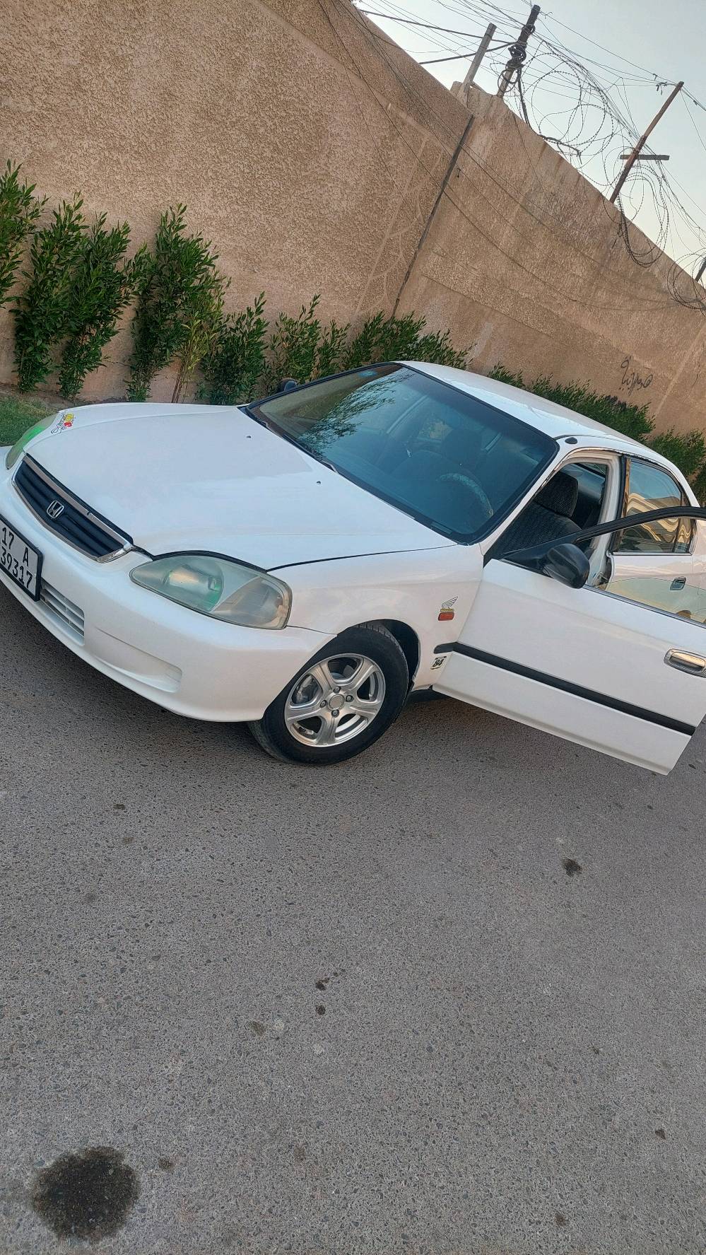 الي فلوسه على كده ويدور سياره اقتصاديه وعمليه جدا يتابع التفاصيل 🙏

السلام عليكم (( للبيع )) 

هوندا سيفك موديل 2000 نظيفه جدا وجاهزه محرك ١٦٠٠ وكير شادهن جديد مكفولات رقم انكليزي باسمي شرط التحويل سنوية وهزه جديده 

دواخلها جديده وغرفتها وكهربائياتها شركه سنترلوك وريمونت كهربائيات شغاله مابيها اي نقص 

السياره جانت على البلاد واني صبغتها على ايدي للجماليه فرن درجه اولى ... بسبب شخوط وجراد مكفوله من الضربه والخياس والكص 

تبريدها جان شغال والصونده طخت بالبلي مال باور وانشكت وطلع الغاز تشوفها بعينك تحتاج بس غاز وصونده 

السعر :- ٤٦ ورقة وبيها مجال للطيبين 
العنوان :- بغداد / قرب مرور الكاظميه 
الاتصال :- *********** 

وبالعافيه على صاحب النصيب مقدما سياره جدا نظيفه ومتعوب عليها ❤️