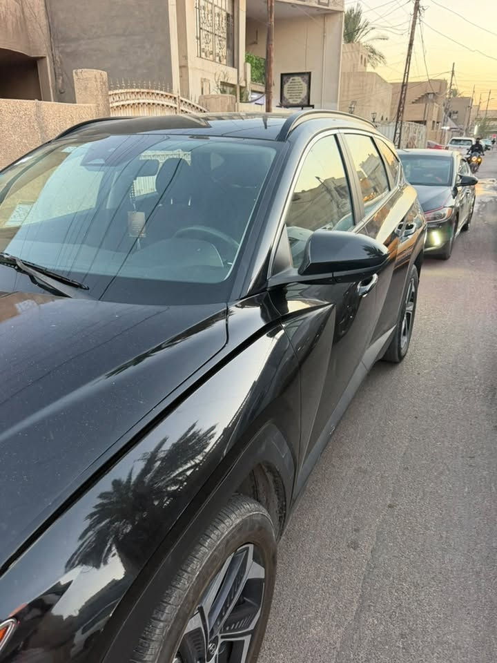 📣 للبيع: هيونداي توسان 2024 (Plug-in Hybrid - تيربو)
نوع المحرك: 1.6 لتر تيربو هجين شحن (Plug-in Hybrid - PHEV) - اقتصادي جداً وقوي في نفس الوقت (قوة إجمالية تصل إلى 261 حصان).

 ناقل الحركة (الجير): أوتوماتيك

 عداد المسافة (123 الف كيلو

وارد امريكي 

 اللون الخارجي: ⁠اسود

✨ مواصفات ومميزات السيارة:

 نظام الدفع: دفع رباعي (AWD) ممتاز لجميع الطرقات.

 شحن كهربائي (Plug-in): إمكانية شحن السيارة بالكهرباء وقيادتها لمسافات بالاعتماد الكامل على البطارية بدون قطرة بنزين واحدة، وعند نفاد البطارية تتحول تلقائياً للعمل بنظام الهجين البنزين والتيربو.

 أنظمة الأمان والراحة:

 -شاشة عرض كبيرة تدعم Apple CarPlay و Android Auto لاسلكياً.

 -رادارات تحذيرية ونظام المحافظة على المسار.

 -نظام تثبيت السرعة التفاعلي (رادار ذكي).

 -تشغيل بصمة، وتشغيل عن بُعد.

 -كاميرا خلفية وحساسات

السعر 198 $ 

المكان بغداد 

واتساب.    ***********
