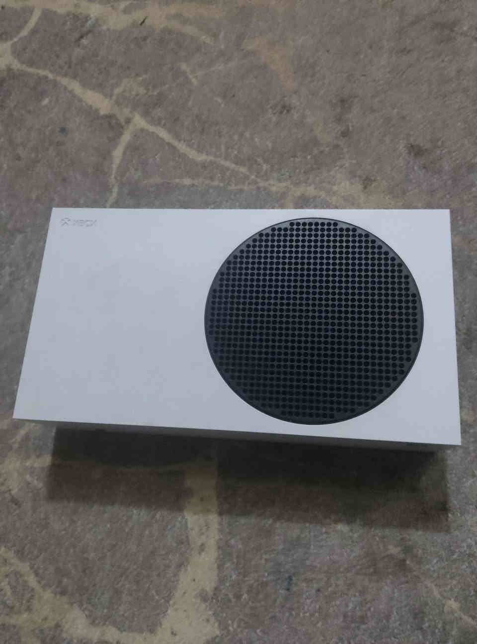 اكس بوكس سيريس اس نسخة 1تيرا سعر 500الف تجي وياه يده اضافية وبطارية وجميع وارياته الباور والHDMI او مرواس وي بلي فايف واطي فرق 50 الف  يجي بدون كارتونة هاذ رقمي واتس *********** مكاني البصرة كرمة علي
