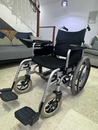 كرسي كهربائي مستعمل للبيع الحالة العامة جيدة السعر 400 وبي مجال للشراب...