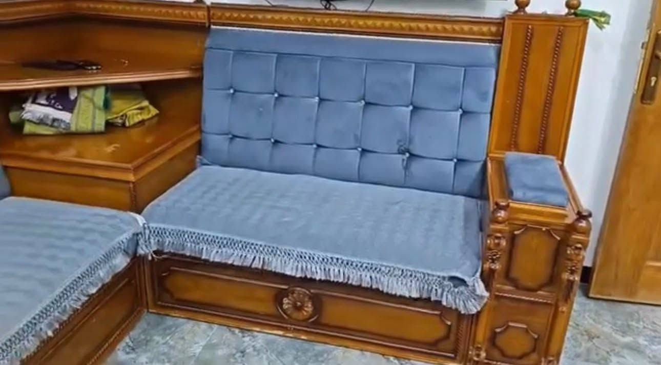 ديوان زان خشب اصلي 12 مقعد مستخدم اقل السنه مع أربع طبقات وكوشات والمكان حي القاهرة صليخ وللاستفسار وهذا رقم أهل الدار ***********
