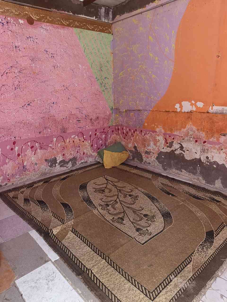 السلام عليكم بيت تجاوز  للبيع حي الاحرار مقابيل دور النفط ع شارع العام لا علي تبليغ ولا ازاله البيت نضيف تجي وتكعد 
متكون 
ديوانيه 
غرفتين 
حمام+تواليت 
مطبخ خارجي 
البيت كله سندويج 
السعر ٨وبي محال حك الجيه شراي اتصل ع رقم
***********
