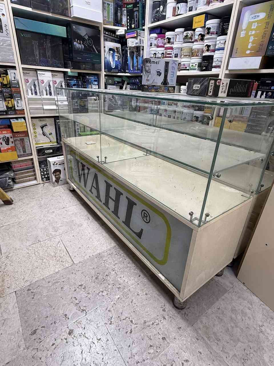فاترينه عدد 2
نضيفات كلش الوزن الثقيل
ارتفاع 90 
عرض 145 
غمق 40
سعر القطعه 115
مكاني بغداد 
واتساب : ***********
