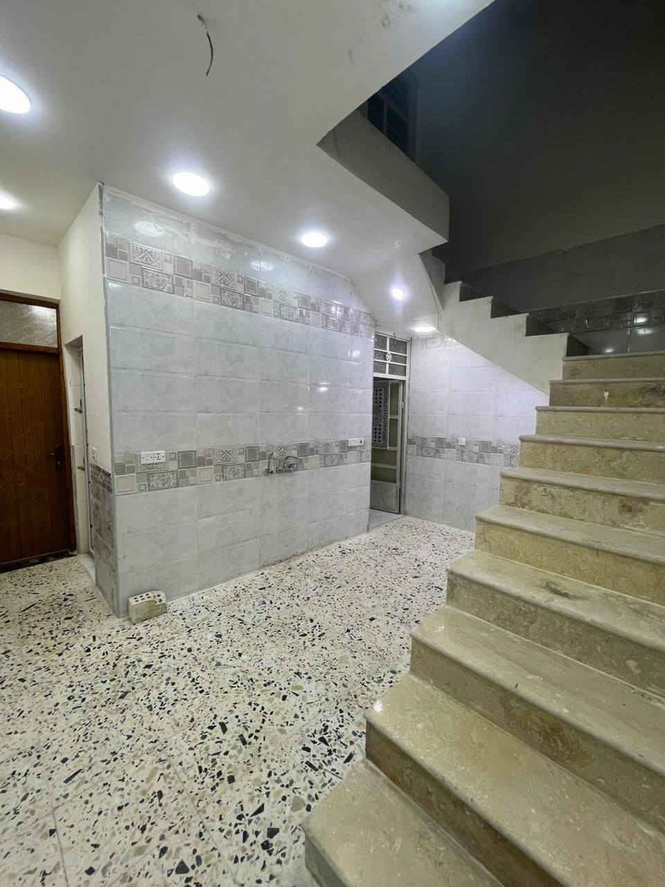 دار للبيع
حي الفرات
مقابل حي النصر
سند 25 
منطقه كامله الخدمات
مساحه 80متر طابق واحد

للاستفسار
***********
