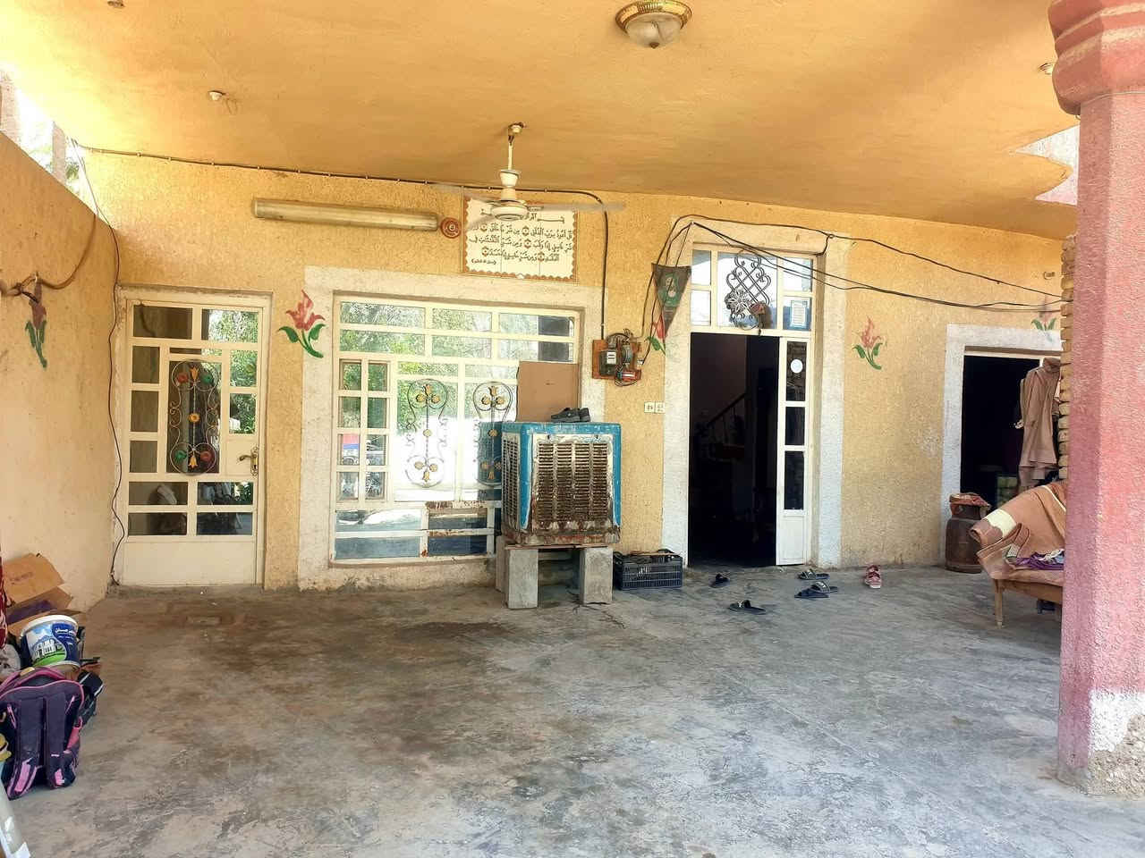 سلام عليكم بيت للبيع مساحه ٣٠٠ متر متكون من ثلاثه غرف وصاله وستقبال ومطبخ في منطقه الأسود طريق رابط بعقوبه والخالص قرب جامع براهيم الدسوقي الاتصال على الرقم ***********
