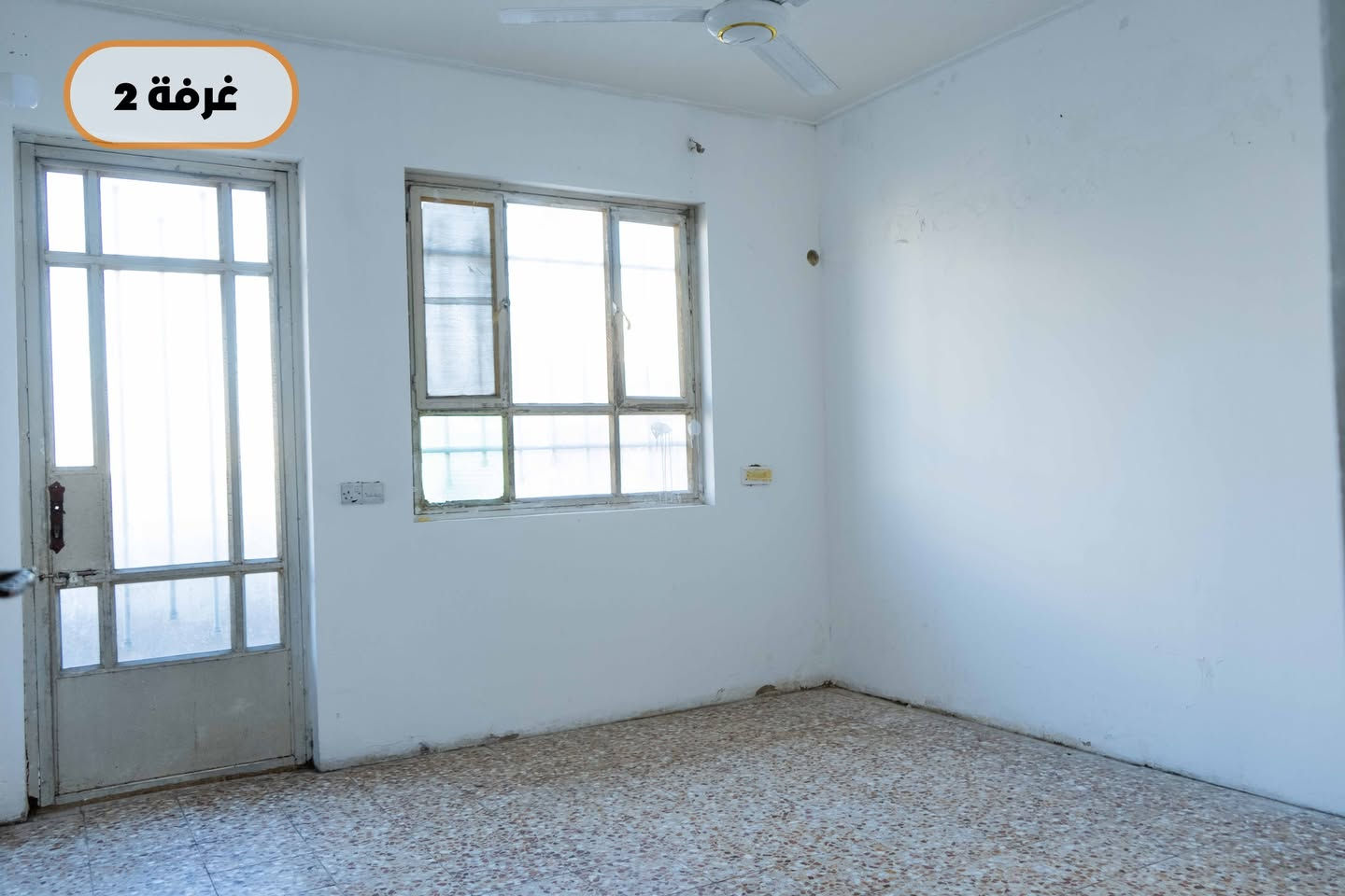 شقة للاجار بحي الحسين قرب شارع مطار بغداد مساحة 120م غرفتين وصالة ومطبخ للاستفسار ***********
