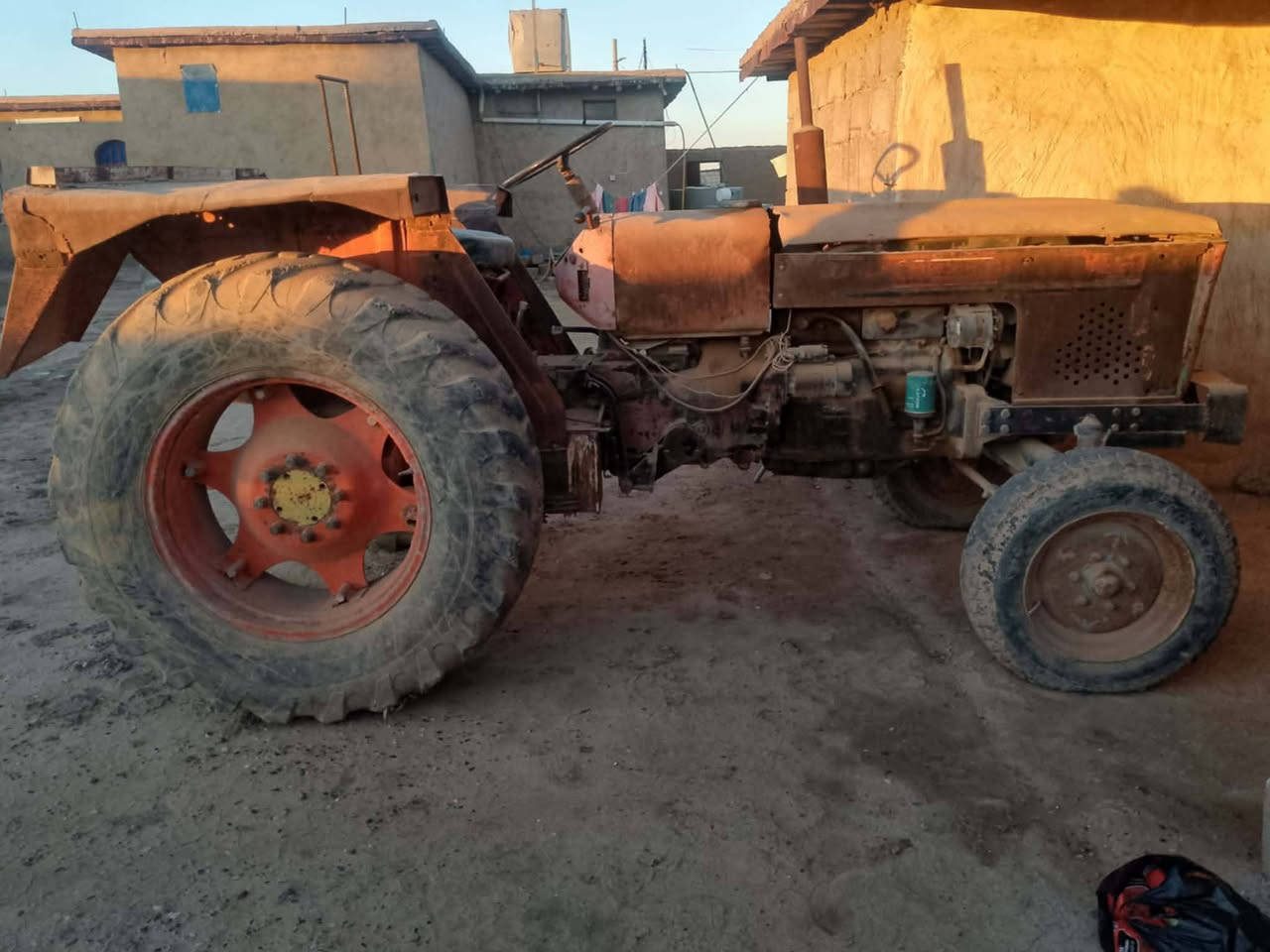 السلام عليكم
عنتر نداء موديل 97  شي جدام لعين عنتر ما تعبان ولكن مهمل 

عربانه حجم لويل 14  نضيفة وبلادية وكاملة  

استفسار نتصال ***********
