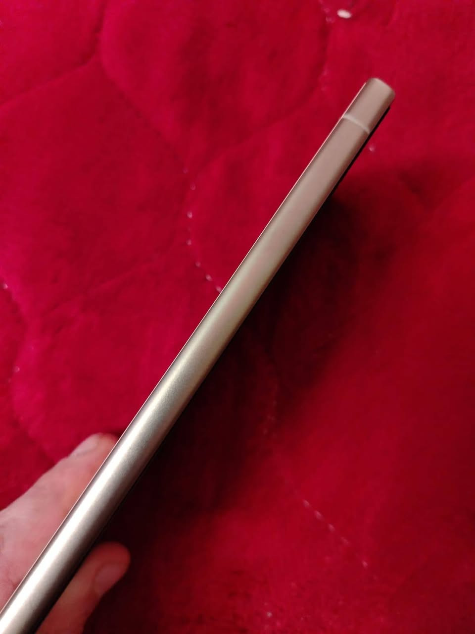 السلام عليكم جهاز اس 24 الترا ذاكره 512 ضمان عبن الفهد اللون ذهبي نظيف جدا جدا نظافه 100% عدا فطرر بالظهر قبل يومين وقع مني ملحقاته كاملة مع لاصق شاشة اصلي وحافظة اصليه مال سامسونج الاجت ويه نسخة التيرا بنفسجية للبيع سعر 975 او مراوس الجهاز اس 25 اف اي واخذ فرق العنوان بغداد الزعفرانيه للاتصال ***********
