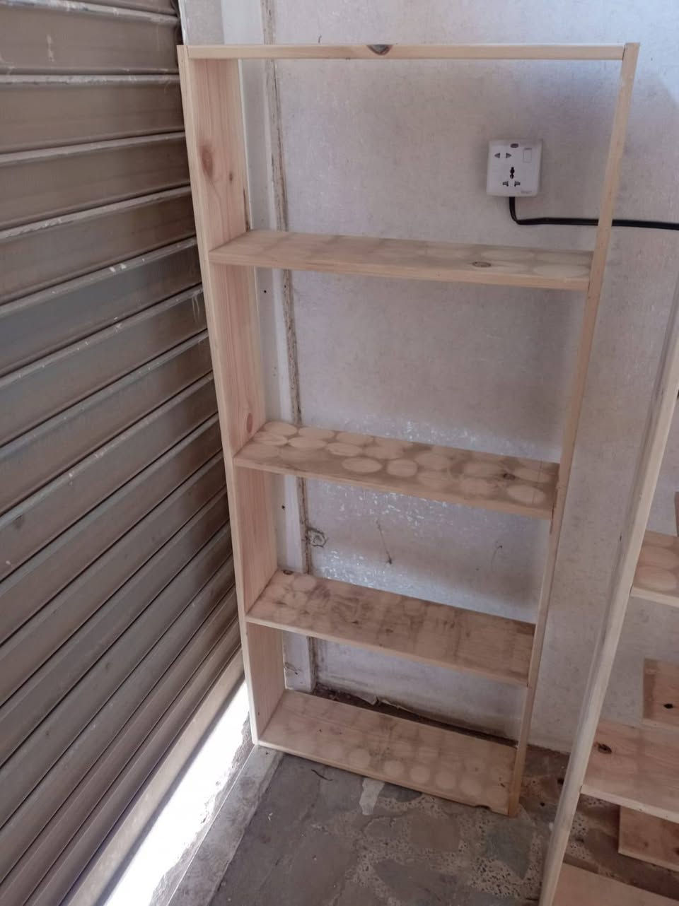 رفوف محل عدد ٧ كبير وصغير للبيع السعر ٢٥٠ وبيه مجال لاستفسار الاتصال على الرقم *********** مكانه الكوت الكريميه
