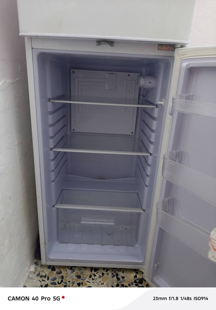 ثلاجه البيع مامستخدمه صارله شهرين من جبته بغرفتي وماحتاجيته ***********
