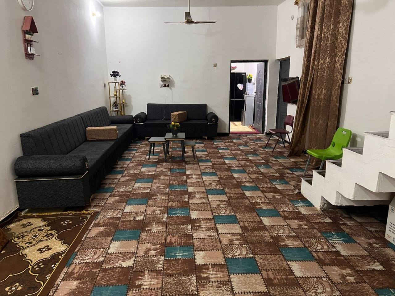 بيت للبيع رقمه 12634
طابقين في حي الباقر بمساحة 150م 
وجه 10م ونزال 15م
الطابق الاول
يحتوي على صالة 9.5 * 4
ديوانية 6*4
غرفة سويت 5*4
مطبخ بارد 4.5*3.5 + مطبخ حار
منور + حمامات داخلية + حمامات خارجية +طارمة + ممر بجانب البيت 
الطابق الثاني 
غرفة سويت 6*4
غرفة 3*3
صالة صغيرة 
+مخزن + سطح كبير
السعر (178)
***********
