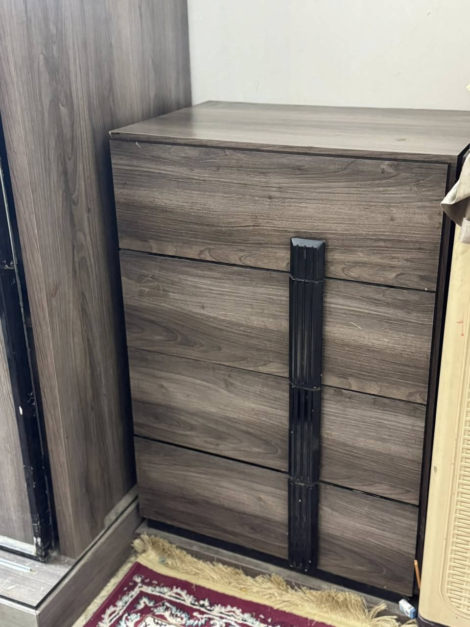 للبيع غرفة نوم كاملة

تتكوّن من 7 قطع مرتبة وأنيقة:
🛏 سرير نفرين مريح وكبير
🗄 كنتور عملي
🪞 ميز تواليت ويا مراية أنيقة
🧴 بوفيه بأربع مجرات مساحة خزن ممتازة
🪞 مراية ركن مرتبة
🗄 مجرات يم السرير (سايدين)

الغرفة ، مرتبة وجاهزة للاستخدام، تصميمها حلو وعملي وتناسب أي بيت 👌
البيع بسعر مناسب وقابل للنقاش للجادين.

للاستفسار أو المعاينة راسلني عالخاص


**إذا كنت صاحب هذا الإعلان وتريد حذفه لأي سبب، رجاءا أرسل رسالة إلى الدعم الفني**