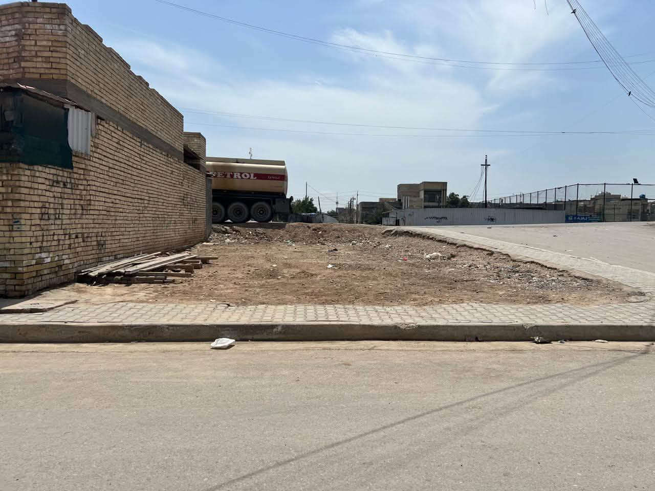 سلام عليكم 
كاع مساحتها 160متر 
الواجه 10
نزال 16
الخدمات كامله ماي وكهربائي ومجاري كامله مكمله المنطقه 
زراعي واقع حال مكاتبه فقط 
العنوان الشعب الجمعيات خلف السده فتحت ملعب مصطفى الوحش  
السعر 25مليون 
الرقم ***********
الرقم ثاني ***********
