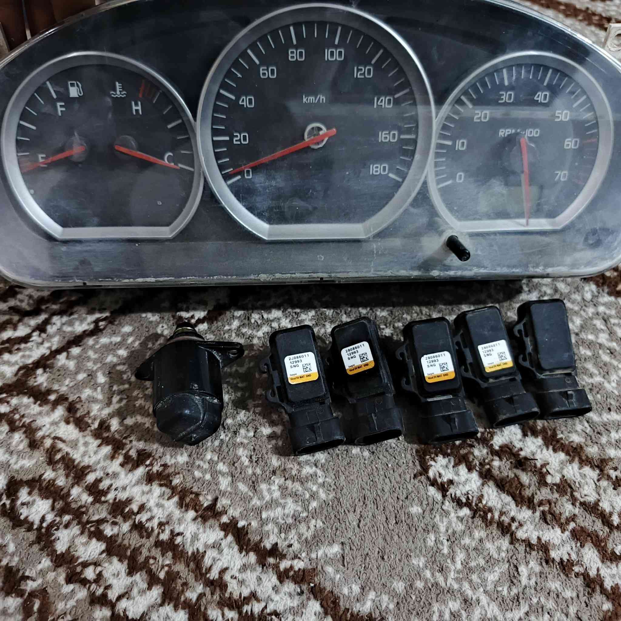 سلام عليكم عندي مصطره نوزلات وشاشه بس بانزين مايشتغل وعندي بطانه مال جنطه مال جنبي ناصي وعندي جنطه كامله مال جنبي عالي اليريد يخابرني وكل سعر وحده *********** وحساسات مال دخان مال ناصيه
