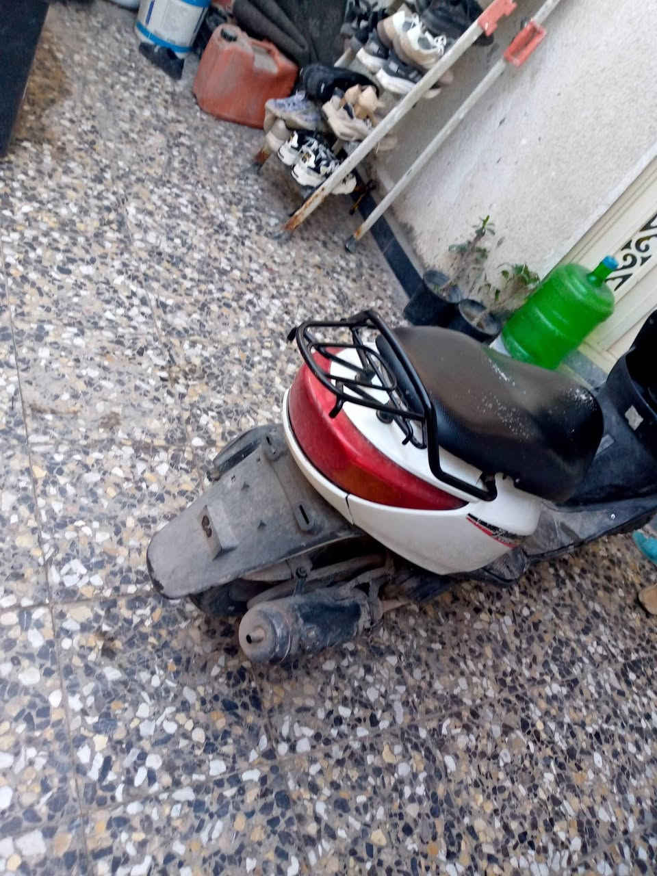 السلام عليكم دراجه بيريز اكزز للبيع دراجه كامله اي نقص مابيهه شغاله بس من أشيل ايدي من السكليتر نطفه مااعرف تشبيهه 350 وبيها مجال مكان حي اور ***********
