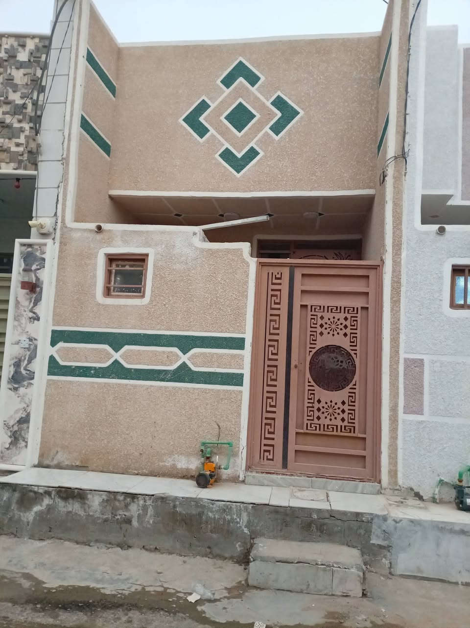 السلام عليكم..
مشتمل ٥٠ متر مقابل علوة المخضر بناء جديد تقريبا ٥٠ متر عن شارع العام للبيع السعر ٤٢ وبب مجال
***********
