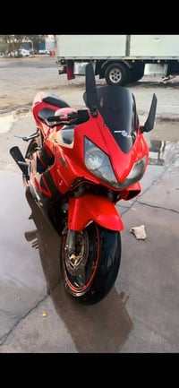 للبيع فقط افوري F4i 2004 مكينه وكيرر خيرر من الله مفتوح بس كور ولقباقه...