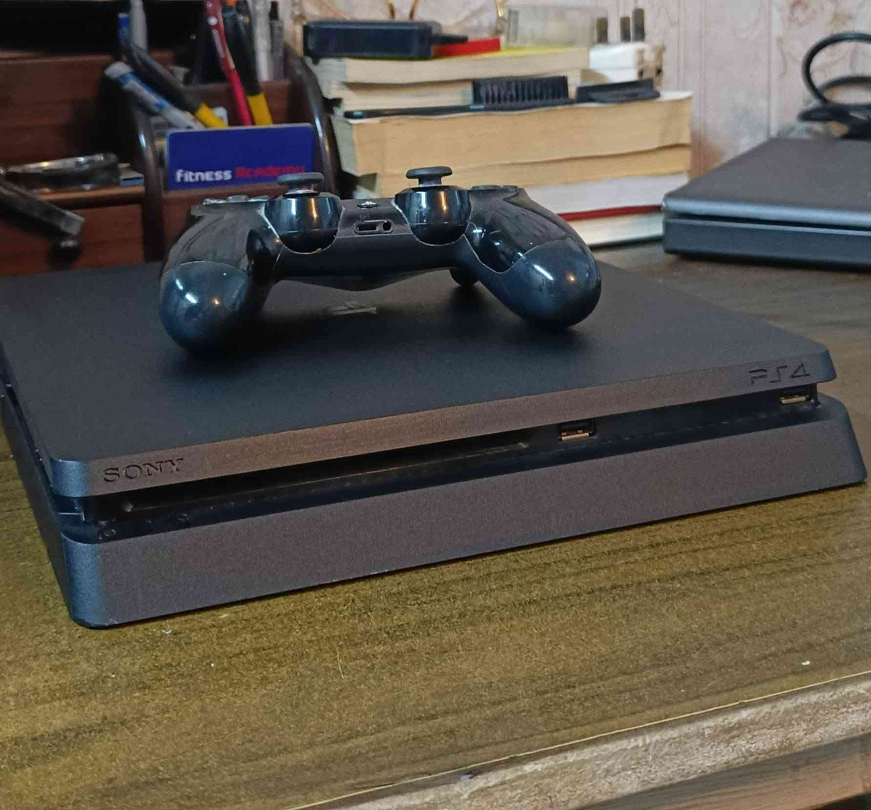‏إعلان للبيع: PlayStation 4 Slim اونلاين سلم (نظيف وبحالة ممتازة)
‏النظام :13.50
‏للبيع جهاز PlayStation 4 Slim اونلاين سلم نسخة أوروبية، الجهاز بحالة فنية ممتازة ونظيف جداً كما هو موضح في الصور، ويعمل بأعلى كفاءة.
‏مواصفات الجهاز:
‏الذاكرة: 500 جيجابايت.
‏الحالة الفنية: النظام يعمل بنسبة 100%، بدون أي خلل برمجي.
‏المحرك (Drive): سليم ويعمل بكفاءة عالية جداً.
‏ملاحظة الأمانة: الجهاز "بلادي" (أصلي) من الداخل بالكامل، تم تبديل "الفان" (مروحة التبريد) فقط لضمان أفضل أداء وتبريد للجهاز. (ينزل من السعر كونه مفتوح).
‏الملحقات الكاملة مع الجهاز:
‏يد تحكم أصلية.
‏كيبل الطاقة (Power Cable).
‏كيبل الشاشة (HDMI Cable).
‏كيبل شحن يد التحكم.
‏السعر: 225 ألف دينار عراقي (وبيه مجال للطيبين، وينزل من السعر كون الجهاز مفتوح لغرض تبديل المروحة).
‏المكان: بغداد - العلاوي (أقرب نقطة دالة).
‏للاستفسار أو الشراء، يرجى التواصل عبر الرقم الخاص او الماسنجر: ***********.
