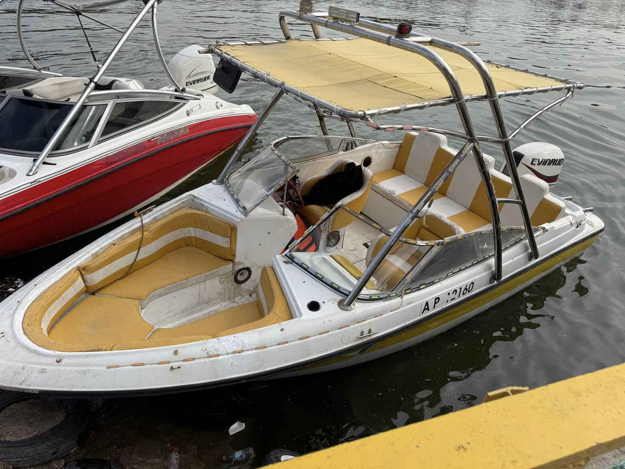 سلام عليكم مكلف بالنشر زورق أمريكي الطول 5 متر والعرض مترتين زورق كامل وجاهز عليه محرك 175 افنرود بخاخ سته سلندر ستيرن بور. سبايدر أناره كيجات جاهز من كلشي العنوان النجف الأشرف 
السعر 65 ورقه وبي مجال 
اي ستفسار اتصل عل رقم 
***********
