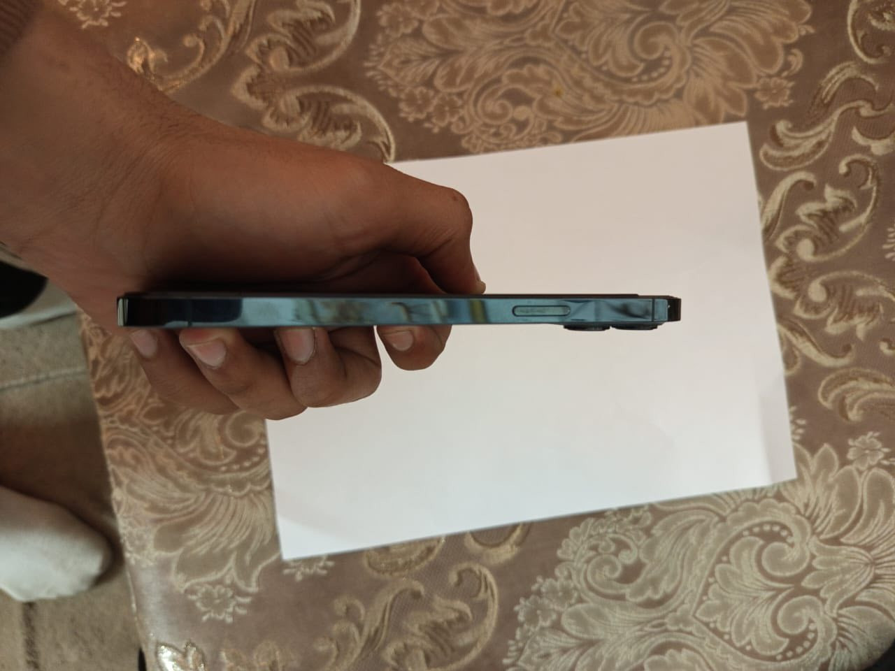 ايفون 12pro max لون مميز ممبدل بي شي بلادي شخط مابي مكفول  نضافته 100/100 بطاريته75 ما مبدله ولا معلايه ذاكرته 128 كسر 500 بيه مجال مكاني بغداد حي العامل رقم***********
