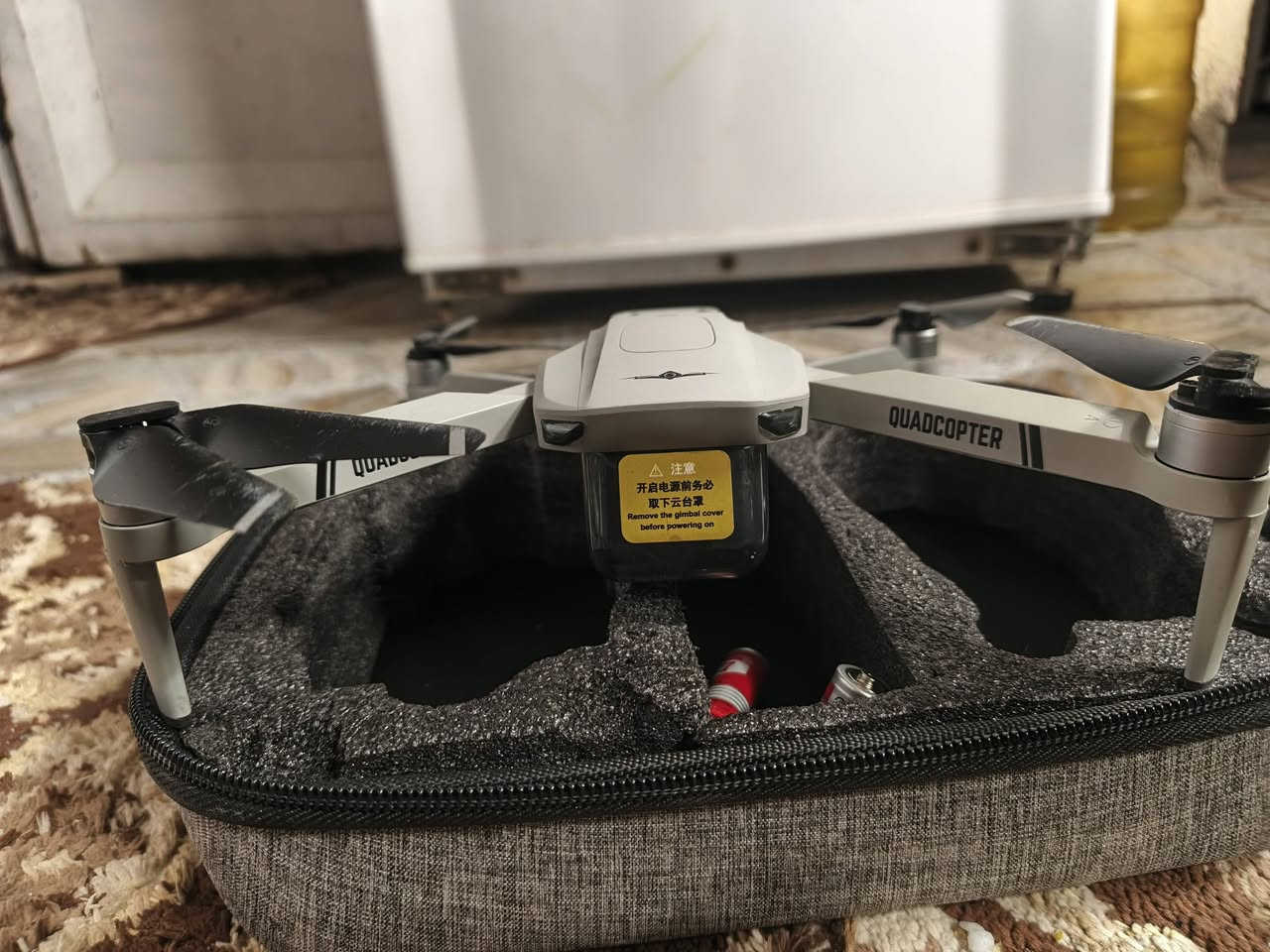 اسلام عليكم
بناءً على الصورة والبحث، هذه هي طائرة الدرون KF102 (أو KF102 MAX)، وهي طائرة قابلة للطي مزودة بنظام تحديد المواقع (GPS) وكاميرا بدقة 4K مثبتة على جيمبال (محور استقرار) ثنائي المحاور. 
المكونات والملحقات الظاهرة في الصورة:
طائرة الدرون: جسم الطائرة القابل للطي في الجهة اليمنى.
جهاز التحكم عن بعد: مزود بشاشة LCD لعرض بيانات الرحلة وحامل للهاتف الذكي.
نظارات VR (الواقع الافتراضي): نظارات FPV سوداء تتيح لك رؤية ما تصوره الكاميرا وكأنك داخل الطائرة.
البطاريات: يظهر في الصورة 3 بطاريات إضافية (7.4 فولت، 2200 مللي أمبير)، مما يطيل وقت الطيران الإجمالي.
حقيبة التخزين: حقيبة مخصصة لحماية الطائرة وملحقاتها وسهولة نقلها. 
أبرز المواصفات والمميزات:
التصوير: كاميرا 4K مع محور استقرار ثنائي المحاور لتقليل الاهتزاز وضمان فيديو سلس.
نظام الطيران: محركات "برشلس" (Brushless) قوية ومقاومة للرياح، مع مدى تحكم يصل إلى 800-1200 متر.
وقت الطيران: تستمر البطارية الواحدة لحوالي 22-25 دقيقة.
ميزات ذكية: تدعم "العودة التلقائية" عند انخفاض البطارية، "المتابعة الذكية" (Follow Me)، والطيران عبر مسار محدد مسبقاً على الخريطة.
تجنب العوائق: إصدار KF102 MAX قد يحتوي على مستشعر لتجنب العوائق بزاوية 360 درجة.


**إذا كنت صاحب هذا الإعلان وتريد حذفه لأي سبب، رجاءا أرسل رسالة إلى الدعم الفني**