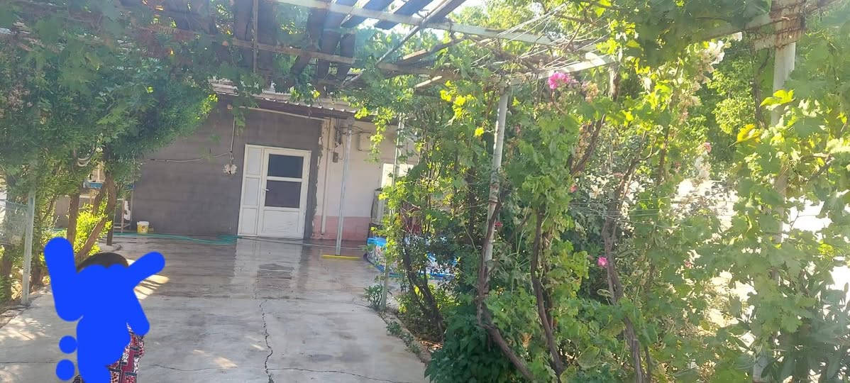 دار للبيع مع قطعة أرض بجانبه في قرية أحمد طاهر
 مساحة الدار أكثر من ٤٠٠ متر ومساحة قطعة الأرض أكثر من ٦٠٠ متر ... وبسعر مناسب جدا ...
للإستفسار الإتصال/***********
