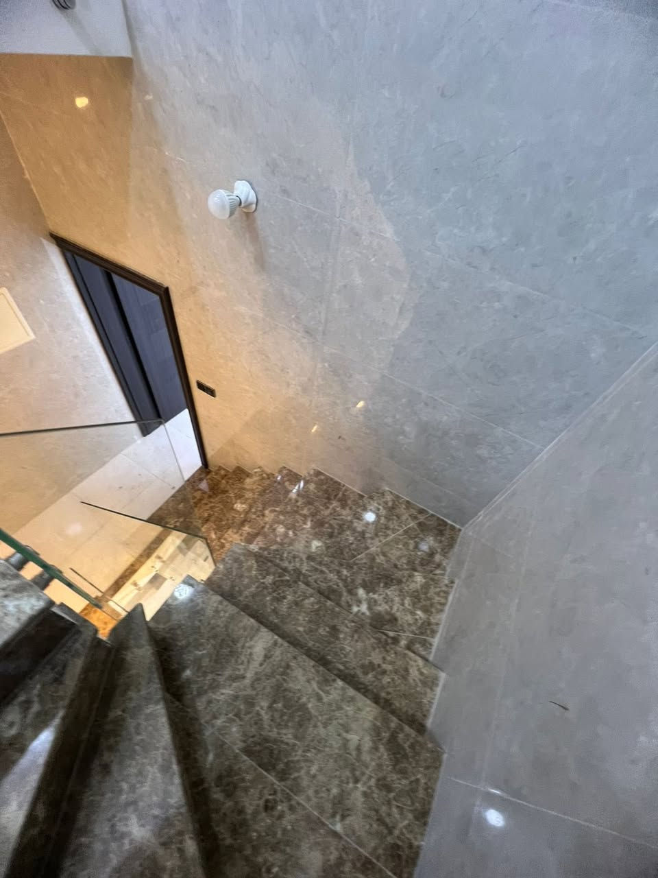 مشتمل للبيع
حي سومر قرب أفران الدرج 
مساحه ٥٦ م
واقع حال ٦٠ م
واجهه ٤م نزال ١٤م 
الطابق الأرضي:
يحتوي على صاله حولي مطبخ خدمات منور
الطابق الثاني؛ 
غرفتين نوم وخدمات 
للعلم البيت بناء جديد 
للاستفسار الاتصال على الرقم 
***********
