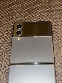 السلام عليكم 🌹 للبيع Samsung Z Flip 4 📱✨ ذاكرة 128GB نسخة الشرق الأوسط...