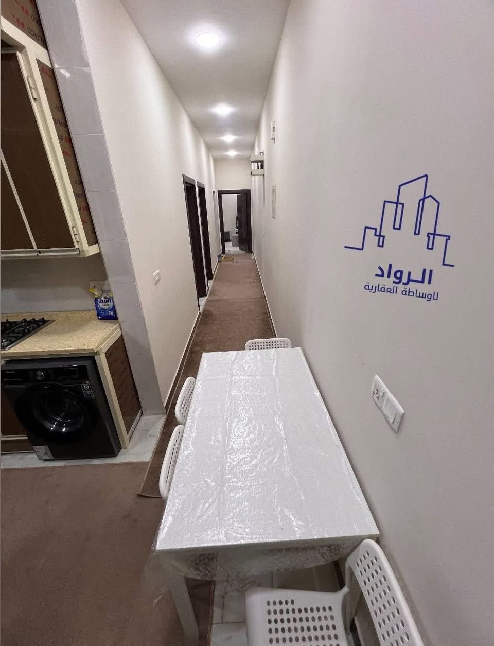 للايجار في السيدية
طابق ارضي مؤثث بالكامل مساحة 120 متر زيرو

يحتوي على ثلاث غرف نوم وصالة ومطبخ وخدمات 

الايجار مليون وربع

للاستفسار ***********
