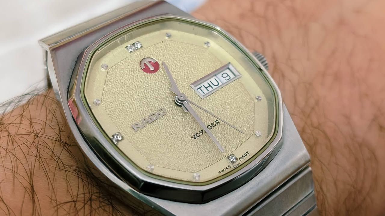 السلام عليكم رادو rado voyager اوتوماتيك 
4فص الماس قطر 36
سير واسع مينه صدف نضافة تامة 
ماكنة ذهبية تاريخ يومي شغال 
***********
