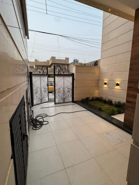 مكتب عباس للتطوير العقاري
بيت حديث للبيع 
المساحة : 150م
الواجهة : 5م
النزال : 30م
غرف نوم عدد 4 
حمامات عدد 6
الموقع : البنوك - حي التربية - خلف شارع النداوي 
موبايل : ***********
