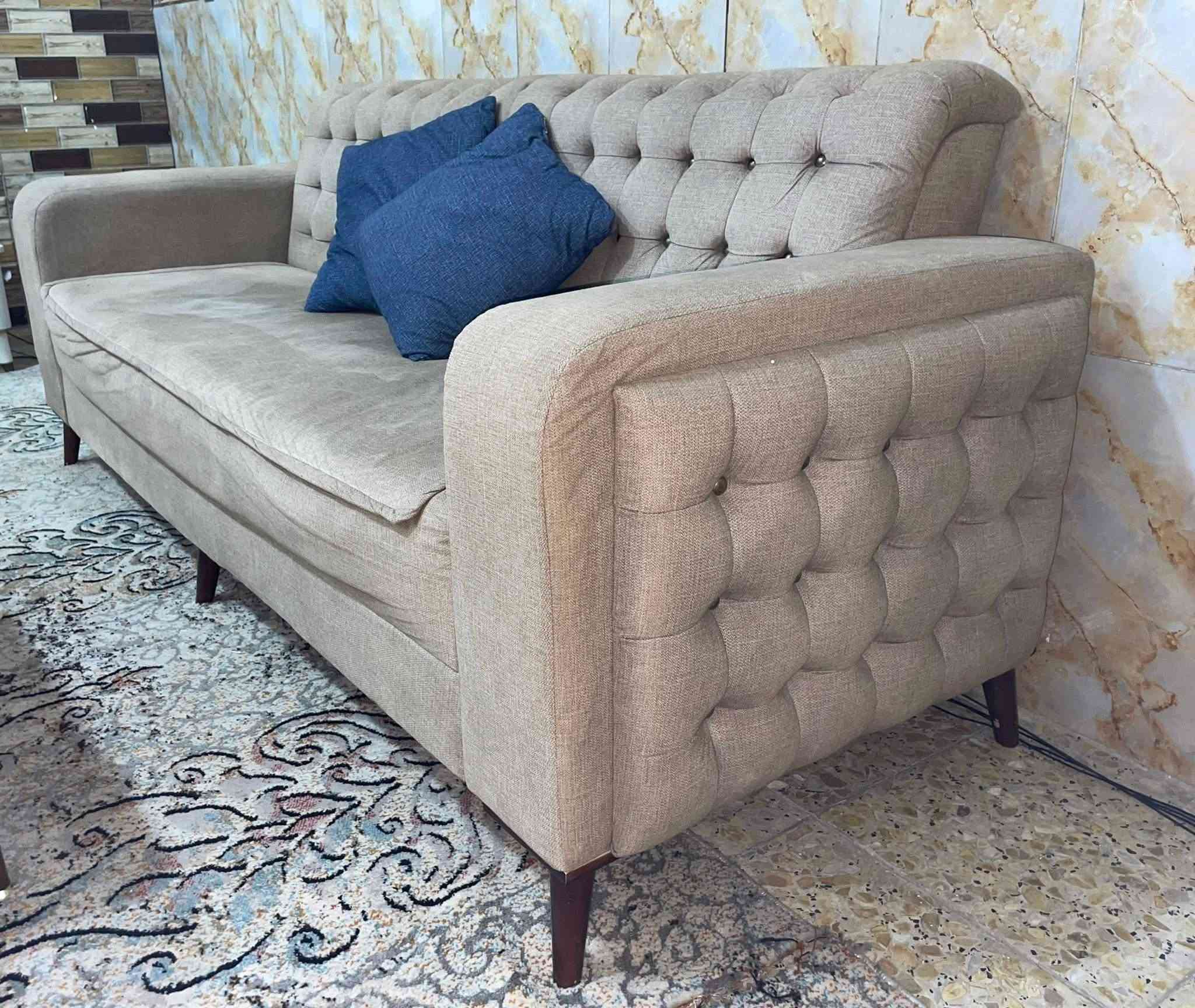 السلام عليكم 
نص تخم شغل درجة اولى 
نظيف جداً 5 مقاعد 
للبيع ٣٠٠ وبي مجال بسيط 
بغداد البلديات / ***********
