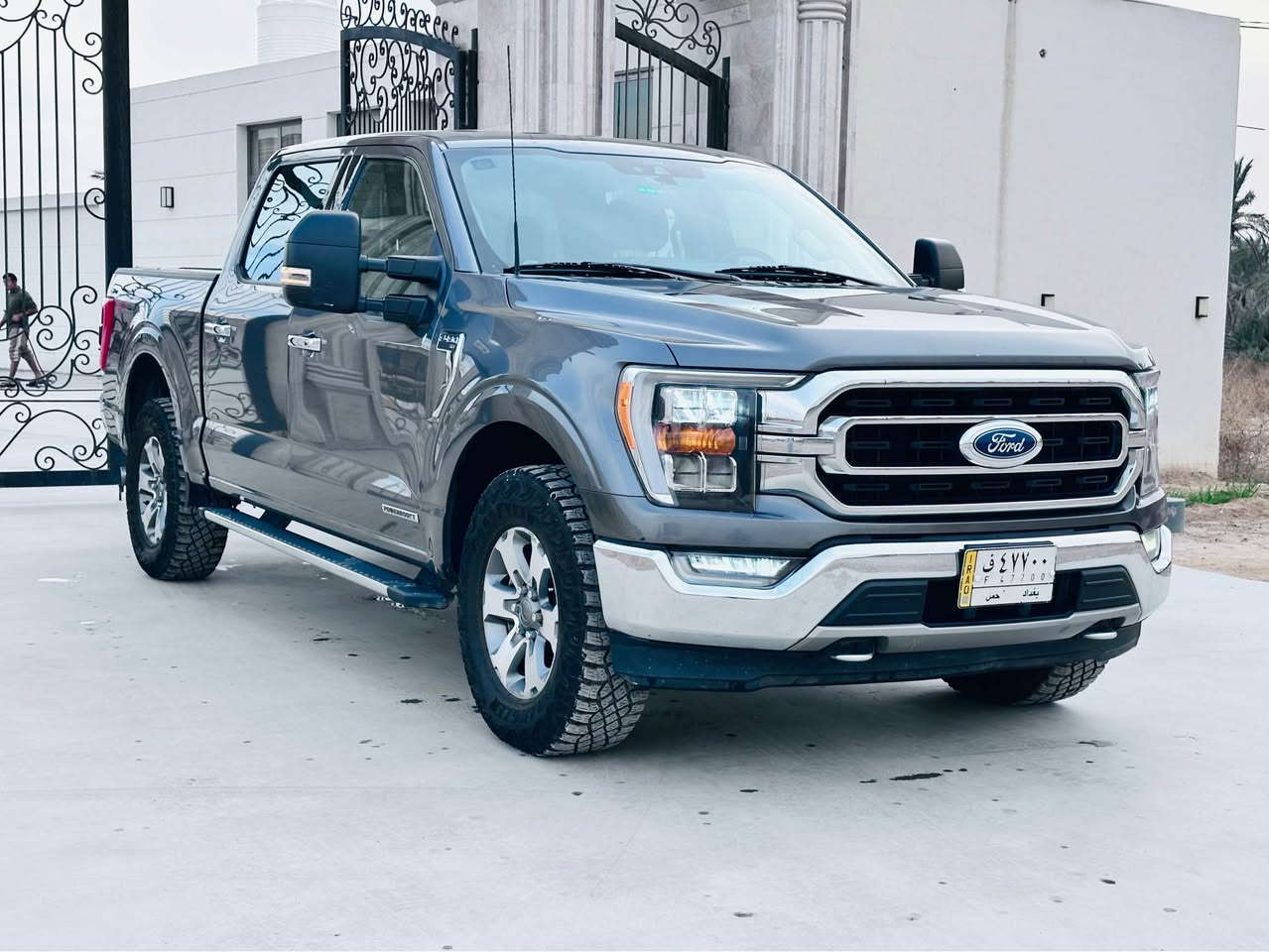 السلام عليكم بيع او مراوس فورد F150 هايبرد موديل 2021 حادث بسيط جداً صور الحادث بالمنشور باب السايق وخلف السايق  السياره جديده بجم كبس وبدون دواخل ايرباك كشن فقط ماشيه 80 الف رقم بغداد بأسمي محرك 6 سلندر حجم 3500 ارغب مكينه مكان السياره المنصور او الدورة
السعر 295  
واتس اب ***********
*********** بغداد, العراق
