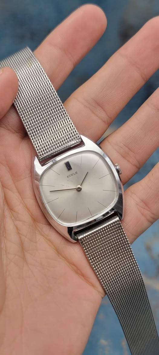 من تحف القطع السويسرية 
EDELE 
تعمل بنظام التكويك ثنين ميل 
أبعاد ٣٢ *٣٦ مم 
وبنظافة ممتازة 
السير حصيرة يلبس اي قياس 

السعر ١٦٠ الف دينار 

*********** 

#elgin #seiko #watches #OMEGA #longines #edele #casio
