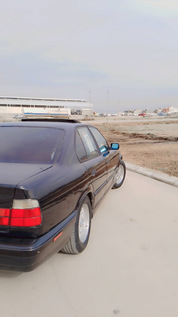 لبیع بی ام حجم بیلادی525iaمودیل1992محرك مسكر فانوص كیر اوتوماتیك تبرید سلایت جام كهربائی فول مواصفات بدون ضربه عام بخ جمالی مكان قضاء بردراش
تحویل شرت (غرامات ملیون تنزل من سعر)67مجال  رقم تلفون***********/***********
