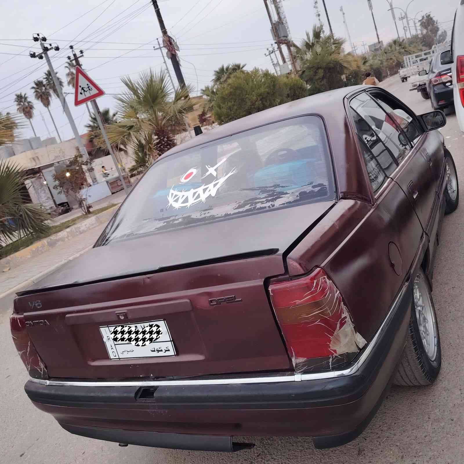 سلام عليكم سيارة لبيع نضيفه كلش السيارة حلوه جاهزه شرط تحويل الغرامات مكفوله من ضربه  جاهزه موديل 1992 السعر 25 بي مجال خوان ملاحضه الي موشراي لا يكسر سيارة ***********
