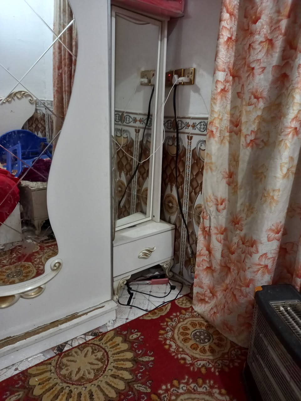 غرفة اخشاب مستعمله + مكينه خياطة للبيع
سعر الغرفة 400 الف 

سعر المكينة 225 الف
للإستفسار اكثر التواصل عبر الواتساب 
***********
