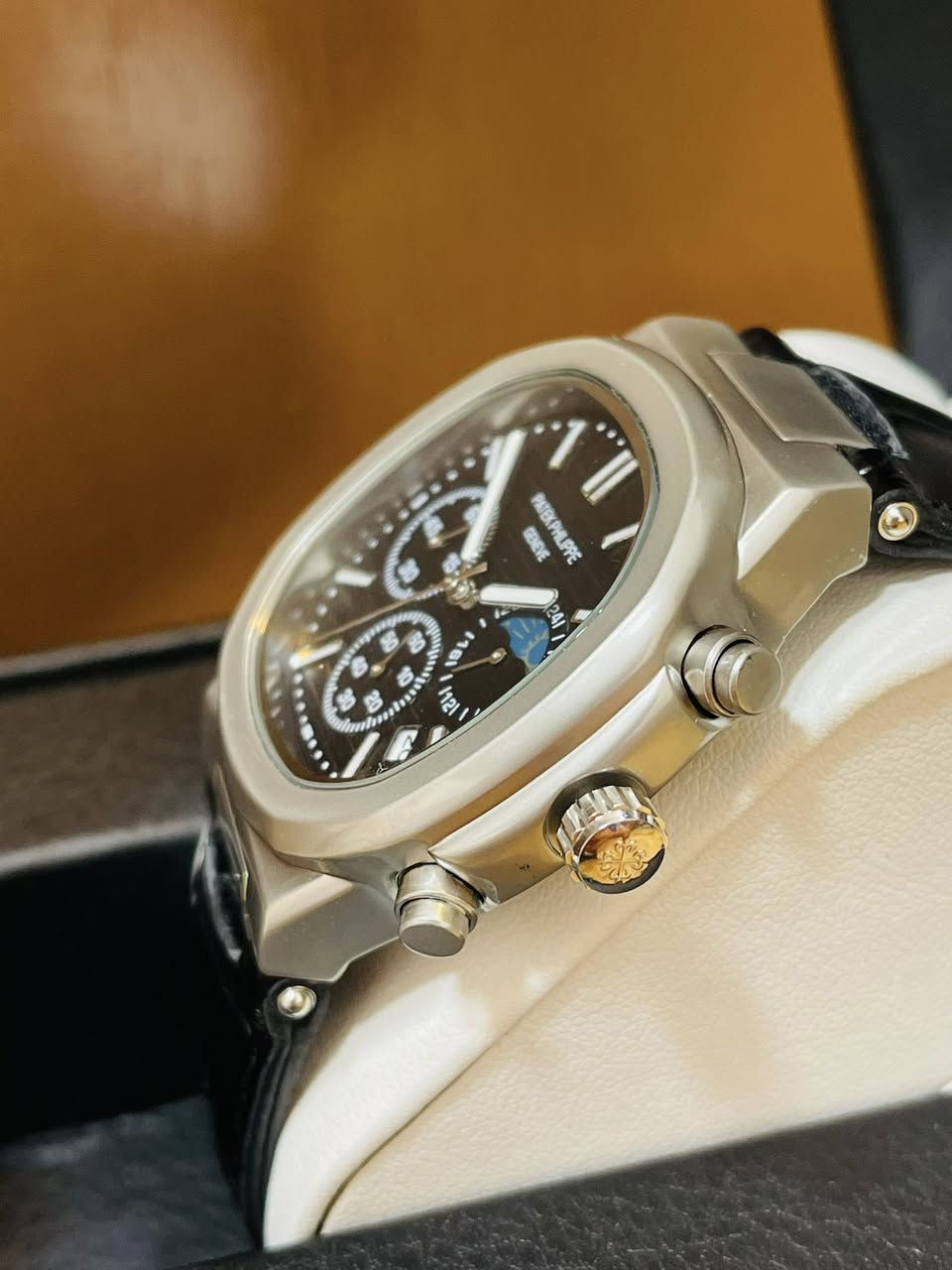 ساعة باتك فليب-Patek Philippe ♣️
- صناعة سويسرية 🇨🇭
- مكينة كوارتز ماطور
- هيكيل تيتانيوم 
- سير جلد اصلي مختم
- نظام ستوب وج جميع السناتر شغالة
- نظام شمسي قمري
- اميال ومؤشرات لامينوس
- زنبلك مختم بالشعار 
- قفل فراشة شعار الباتك 
- مقاومة للماء 

السعر : 35 مع التوصيل 🚚


**إذا كنت صاحب هذا الإعلان وتريد حذفه لأي سبب، رجاءا أرسل رسالة إلى الدعم الفني**