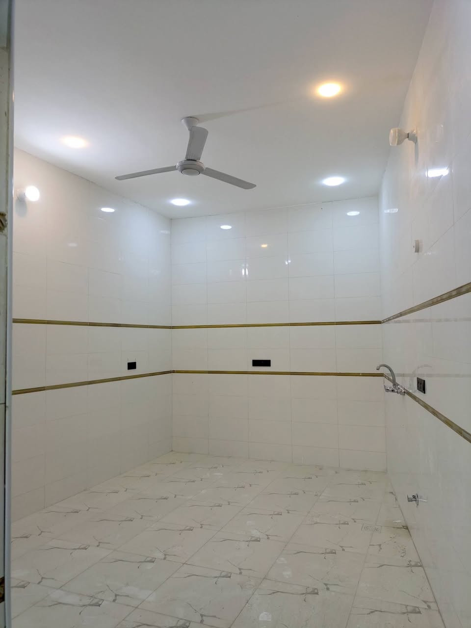 يوجد لدينا دار سكن للبيع ١٨٠م ركن طابقين بناء حديث مسلح حي اريدو قرب مطعم غليون قرب جامعة العين الطبيه الي باريدو ٦غرف نوم صالتين وديوانيه ومطبخ وصحيات داخليه وخارجيه للاستفسار الاتصال على الرقم ***********
