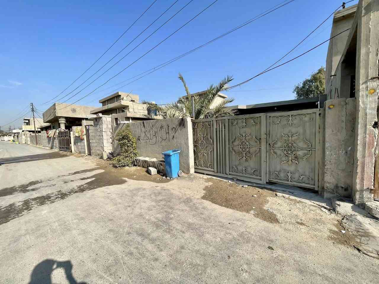 السلام عليكم
بيت للبيع المساحة 300 متر

الموقع : الدورة هورجب بداية السوق
زراعي سند 25

يحتوي على ٣ غرف نوم
 + استقبال كبير + حولي درج كبير

+ مطبخ بارد + مطبخ حار

 + حمامات خارجية 

+ كراج كبير + حديقة
البيت على شارعين

كافة الخدمات كامله -ماء -كهرباء- تبليط 

*********** للاستفسار والاتصال واتساب أو الاتصال على صاحب الدار
