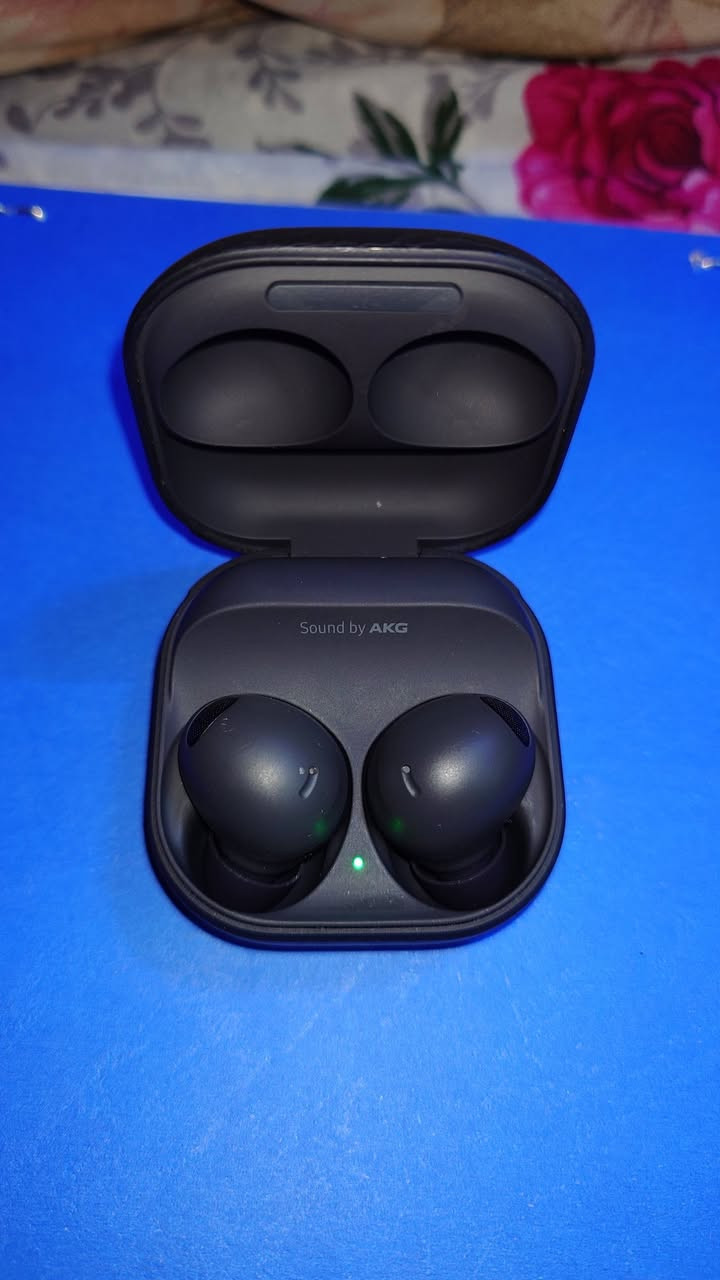 سماعات سامسونك كلكسي بودز 2 برو نظيفة و مكفولة عزل صوت ممتاز شحن مكفول السعر 75 آلف مكاني بغداد قرب جسر الطالبية الجديد رقمي ***********
