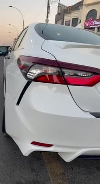 كامري موديل 2023 لون ابيض ثلجي رقم شمالي ب اسمي  مواصفات SE بلاك توب م...