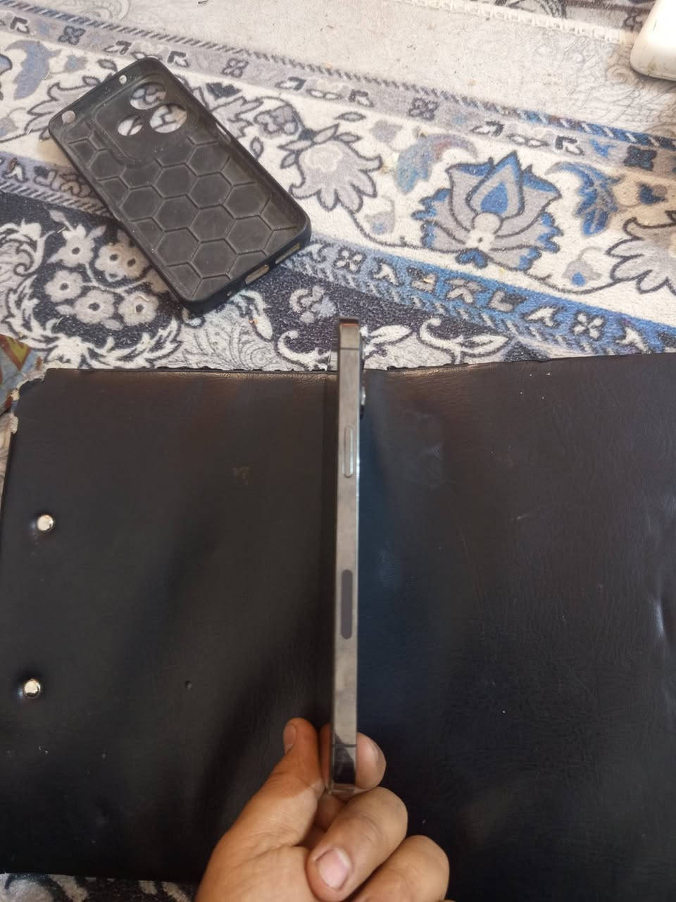 ايفون 12برو ماكس ذاكره 256 بطاريه 91  نضافه. 99٪ شخط ما بيه وتر بروف مكفول من كلشي افحص وين متريد السعر 525 وبيه مجال بسيط مكاني ناصريه ثوره  الاتصال على الرقم *********** او خاص
