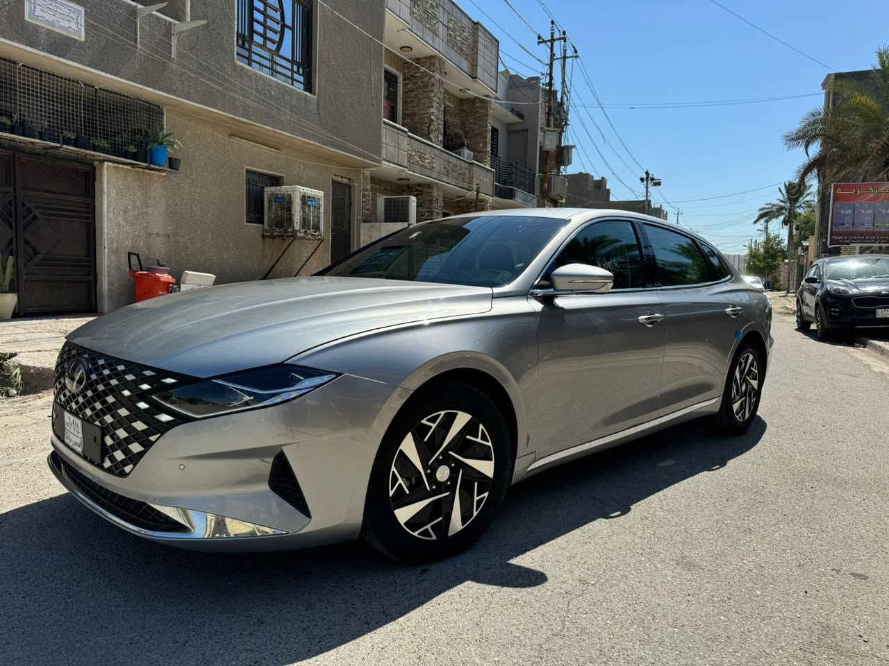 السلام عليكم هونداي ازيرا هايبرد كراند وارد كوردي رقم بغداد بأسمي مواصفات الكراند المعروفة - تحكم ستيرن كامل - شاشة كبيرة كار بلي - كامرة دوارة - تحديد مسار وسياقة ذاتية -كشنات  جلد تدفئة - محرك 2400 هايبرد - كير بيانو 6 نمر - ماشية 47.000 الف - وباقي المواصفات - عليها تخم تاير جديد - حدادية نضيفة - مكينة وكير مكفول قطعتين فقط 1- كلير بنيد 2- الصندوق وموضح بل صور مكان السيارة البصرة  للتواصل *********** والسعر 20.500
