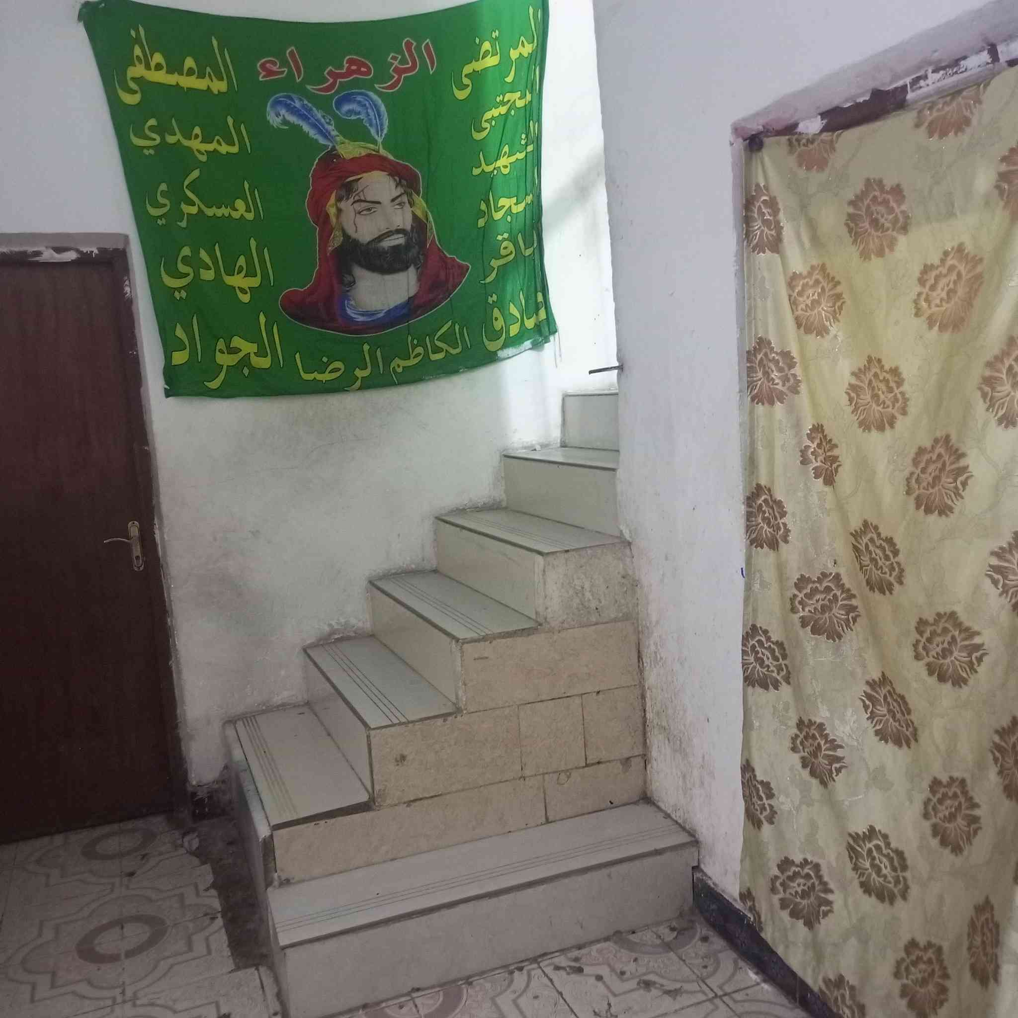 مساحته البيت 200 متر ركن طابقين بيه 6 غرف نوف وهول داخلي وديوانيه وصحيات داخليه وخارجيه والطابق الفوق أيضاً بناء البيت كله طابوق البيت ورثه وبيه قسام شرعي 

وكلهم إكبار وعلى قيد الحياة سعر البيت 365 قريب المعارض وقريب مدارس 

اي استفسار على هذا الرقم ***********
