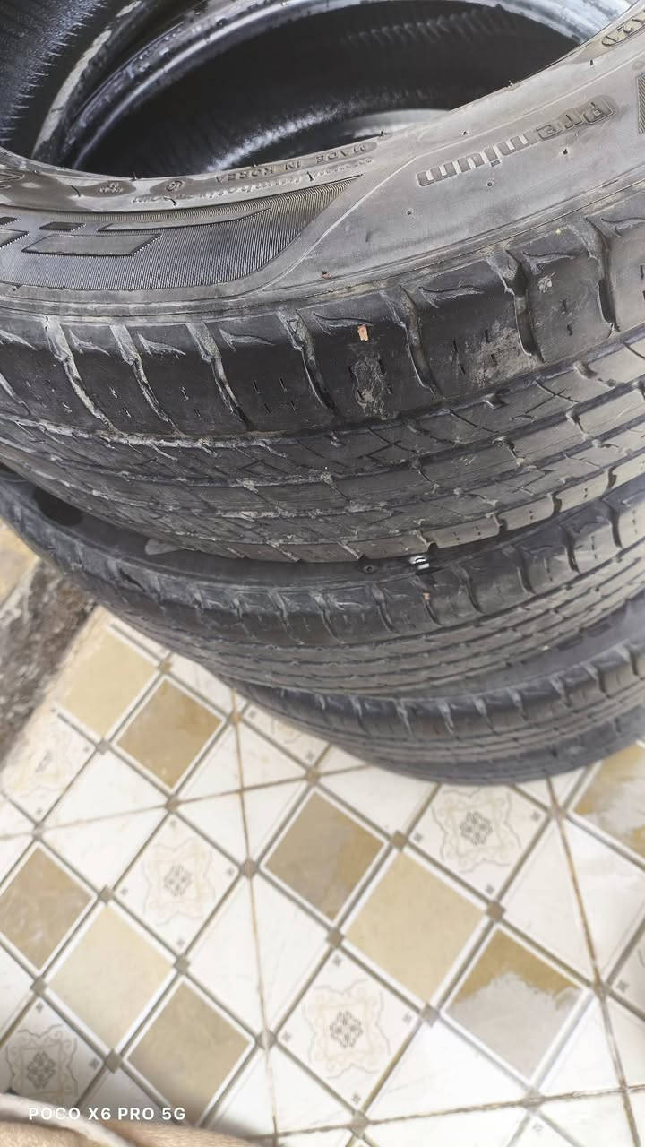 تخم تاير  كومهو كوري .  حجم ٢٢٥/٥٥/١٩
قياس الجوورني البلاد
ويرهم  عالسنتافي والسورنتو 
مستخدم  قليل ... 
نظيف  
مكان ديوانية 
السعر ٩٠  
***********
