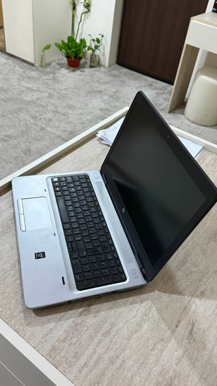 للبيع لابتوب HP ProBook بمواصفات قوية ونظافة ممتازة، يفيد جداً للطلاب، الموظفين، وأصحاب الأعمال اليومية والبرامج الهندسية والدراسة.
المواصفات الكاملة للجهاز:
 الماركة والموديل: HP ProBook 650 G2
 المعالج (Processor): Intel Core i7-6820HQ (معالج قوي فئة HQ للأداء العالي والمهام الثقيلة، رباعي النواة).
 الذاكرة (RAM): بحجم 8 جيجا.
 الهارد (الخزن): SSD بمساحة 256 جيجا (سريع جداً بإقلاع النظام وفتح البرامج).
 نظام التشغيل: وندوز 10 برو الأصلي (Windows 10 Pro).
حالة الجهاز:
 النظافة: الجهاز نظيف جداً وبحالة ممتازة (استخدام راقي وخفيف).
 البطارية: جيدة جداً وتطول بالعمل.
 الملحقات: يجي وياه كامل ملحقاته (الشاحن الأصلي وباقي الغراض).
السعر والتفاصيل:
 السعر: 300 ألف دينار وبي مجال .
 المكان: النجف الأشرف.
للاستفسار أو الشراء، يرجى المراسلة على الخاص أو الاتصال على الرقم: [***********]
