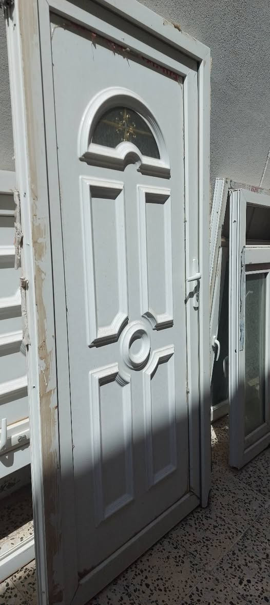 للبيع شبابيك pvc ابيض.نظيف جدا قياس .1.6×1.5عدد1.  2×1.5عدد2 كامل مع الزجاج .وباب عددواحد قياس2×1.... وباب قطعتين قياس 2.4×1.4 عدد واحد كامل مع المفاتيح .سعر المتر الشباك الجديد بالسوق 30دولار بدون جام . وسعر الباب بالسوق 100 الف ..انا ابيع  .ثلاث شبابيك مع الجام بسعر 225 الف و. الابواب اثنان بسعر 125 الف .العنوان .السكر قرب جامع الرحمة للتواصل ***********
