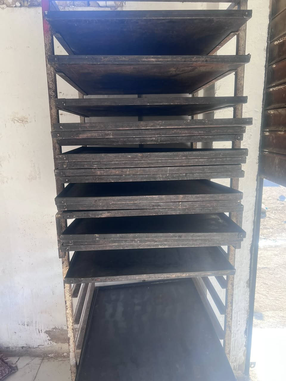 السلام عليكم متوفر فرن طبقي تلث خانات  مع كامل معداته من خماره وتزكا وعجانه ام الجيس مع  عربانه  وياهن 32طاولي  مكاني كوت ***********
